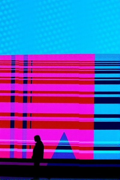 康宁业绩飙升,AI时代的赢家是谁?